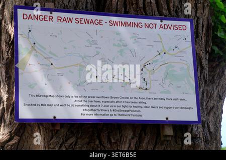 Avis avertissant les gens de ne pas nager dans la rivière Avon dans la région de Bath en raison des eaux usées brutes dans l'eau, Saltford, Banque D'Images
