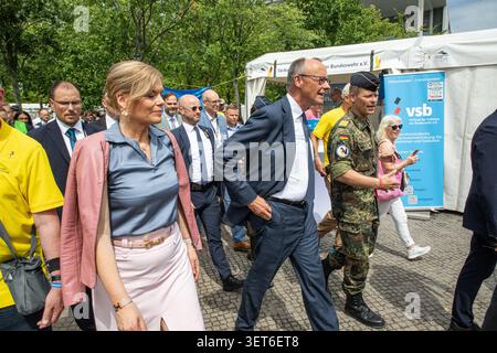 Berlin, Allemagne. 21 juin 2026. Le chancelier allemand Friedrich Merz et Julia Kloeckner, présidente du Bundestag allemand, visitent la Journée nationale des anciens combattants devant le Reichstag à Berlin, en Allemagne, le dimanche 21 juin 2026. L'événement est la célébration centrale de la deuxième Journée nationale des anciens combattants de l'Allemagne et rassemble des anciens combattants, des familles de militaires, des groupes de soutien et des dirigeants politiques de la capitale. Merz est chancelier de l'Allemagne depuis mai 2025, tandis que Kloeckner a été élu président du Bundestag en mars 2025. Crédit : ZUMA Press, Inc/Alamy Live News Banque D'Images