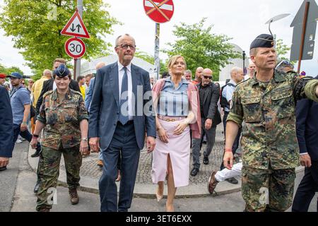 Berlin, Allemagne. 21 juin 2026. Le chancelier allemand Friedrich Merz et Julia Kloeckner, présidente du Bundestag allemand, visitent la Journée nationale des anciens combattants devant le Reichstag à Berlin, en Allemagne, le dimanche 21 juin 2026. L'événement est la célébration centrale de la deuxième Journée nationale des anciens combattants de l'Allemagne et rassemble des anciens combattants, des familles de militaires, des groupes de soutien et des dirigeants politiques de la capitale. Merz est chancelier de l'Allemagne depuis mai 2025, tandis que Kloeckner a été élu président du Bundestag en mars 2025. Crédit : ZUMA Press, Inc/Alamy Live News Banque D'Images