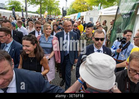 Berlin, Allemagne. 21 juin 2026. Le chancelier allemand Friedrich Merz et Julia Kloeckner, présidente du Bundestag allemand, visitent la Journée nationale des anciens combattants devant le Reichstag à Berlin, en Allemagne, le dimanche 21 juin 2026. L'événement est la célébration centrale de la deuxième Journée nationale des anciens combattants de l'Allemagne et rassemble des anciens combattants, des familles de militaires, des groupes de soutien et des dirigeants politiques de la capitale. Merz est chancelier de l'Allemagne depuis mai 2025, tandis que Kloeckner a été élu président du Bundestag en mars 2025. Crédit : ZUMA Press, Inc/Alamy Live News Banque D'Images