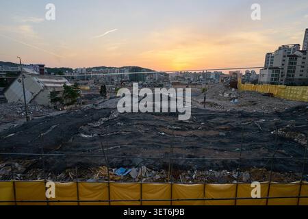 Site de réaménagement urbain massif à Séoul avec des bâtiments démolis et des gravats lors d'un magnifique coucher de soleil Banque D'Images