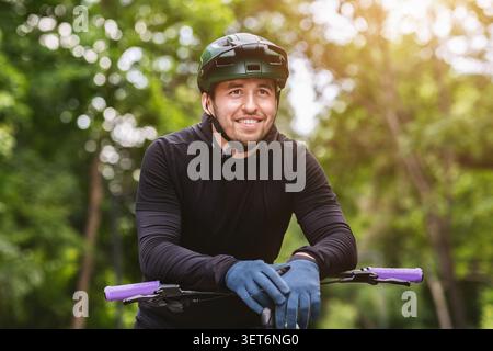 Portrait of happy biker appuyée sur guidon, avoir briser Banque D'Images