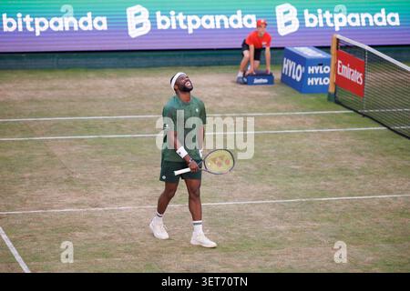 21 juin 2026, Rhénanie-du-Nord-Westphalie, Halle (Westfalen) : Tennis : ATP Tour - Halle, Westphalie, hommes, finale. Fritz (États-Unis) v. Tiafoe (États-Unis). Frances Tiafoe célèbre sa victoire en tournoi après son point de match. Photo : Friso Gentsch/dpa Banque D'Images