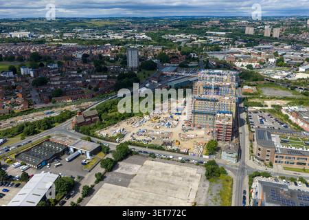 Vue aérienne par drone d'un grand projet de construction résidentielle à Leeds montrant l'infrastructure ferroviaire su Banque D'Images