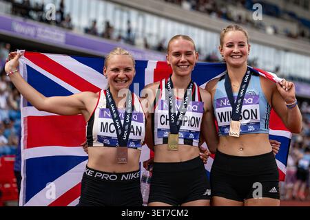 Birmingham, Royaume-Uni. 21 juin 2026 ; Alexander Stadium, Birmingham, West Midlands, Angleterre; championnats britanniques d'athlétisme Novuna 2026 ; Emily Newnham de Shaftesbury Barnet Harriers célèbre avoir remporté la finale du 400 m haies féminin avec Hayley McLean de Shaftesbury Barnet Harriers en deuxième position et Arabella Wilson de TVH en troisième crédit : action plus Sports images/Alamy Live News Banque D'Images