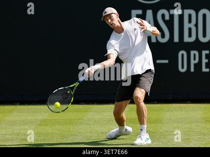 Eastbourne, East Sussex, Royaume-Uni. 21 juin 2026 ; Devonshire Park Lawn Tennis Club, Eastbourne, East Sussex, Angleterre ; Lexus Eastbourne Open Tennis, Day One ; Jan Choinski (GBR) joue un tir direct contre Marcos Giron (USA) dans le crédit final de qualification : action plus Sports images/Alamy Live News Banque D'Images