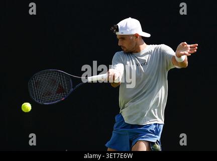 Eastbourne, East Sussex, Royaume-Uni. 21 juin 2026 ; Devonshire Park Lawn Tennis Club, Eastbourne, East Sussex, Angleterre ; Lexus Eastbourne Open Tennis, Day One ; Marcos Giron (États-Unis) joue un coup de revers contre Jan Choinski (GBR) dans la qualification finale crédit : action plus Sports images/Alamy Live News Banque D'Images