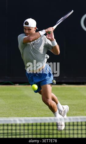 Eastbourne, East Sussex, Royaume-Uni. 21 juin 2026 ; Devonshire Park Lawn Tennis Club, Eastbourne, East Sussex, Angleterre ; Lexus Eastbourne Open Tennis, Day One ; Marcos Giron (États-Unis) joue un coup de revers contre Jan Choinski (GBR) dans la qualification finale crédit : action plus Sports images/Alamy Live News Banque D'Images