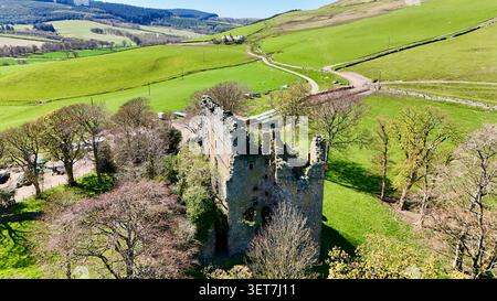 Photographie aérienne par drone du château de Drochil près de Peebles dans les Scottish Borders, Écosse Banque D'Images
