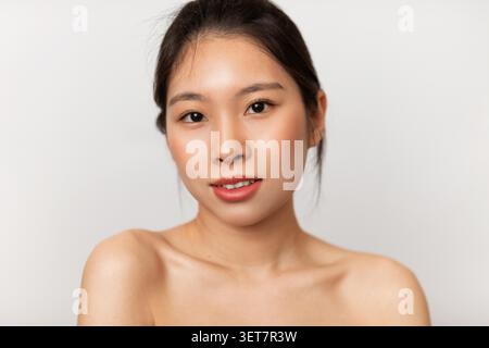 Sourire jeune femme asiatique avec maquillage naturel, concept de beauté Banque D'Images