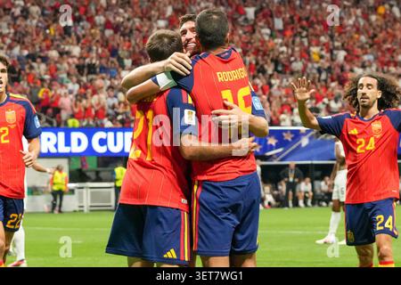Atlanta, Géorgie, États-Unis. 21 juin 2026. Le milieu de terrain MIKEL OYARZABAL (21 ans), de l'Espagne, célèbre après avoir marqué le but de son équipe avec son coéquipier le milieu de terrain RODRI (16 ans) et le défenseur AYMERIC LAPORTE (14 ans), de l'Espagne, lors du match de première étape du Groupe H Espagne vs Arabie Saoudite à ATLANTA, en Géorgie. L'Espagne a gagné 4-0. (Crédit image : © Malachi Gabriel/ZUMA Press Wire) USAGE ÉDITORIAL SEULEMENT ! Non destiné à UN USAGE commercial ! Crédit : ZUMA Press, Inc/Alamy Live News Banque D'Images