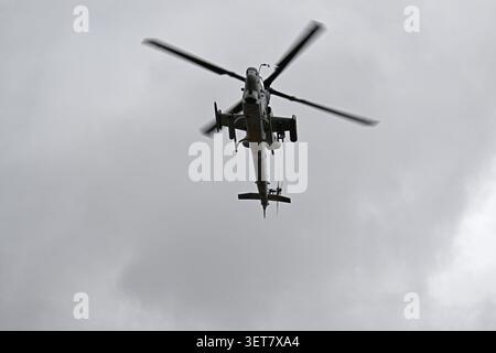 Hélicoptère d'attaque USMC AH-1Z Viper au-dessus de la tête Banque D'Images
