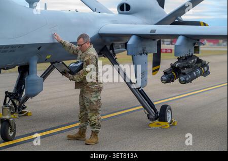 Technicien de l'US Air Force Le Sgt Mark Oberacker, un spécialiste de l'équipement aérospatial au sol affecté à la 174e escadre d'attaque, garde nationale de l'air de New York, ch Banque D'Images