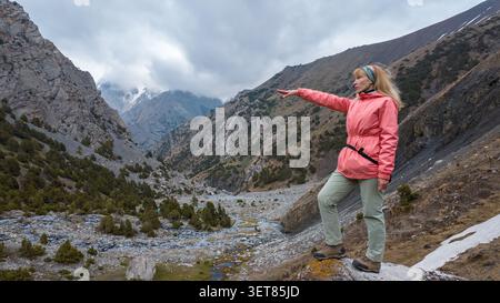 Explorez des vues à couper le souffle sur les montagnes par une journée fraîche dans la nature Banque D'Images