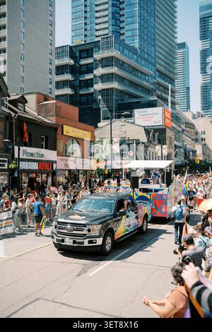 Toronto, Canada - 29 juin 2025 : le véhicule décoré Rainbowled mène la foule Banque D'Images