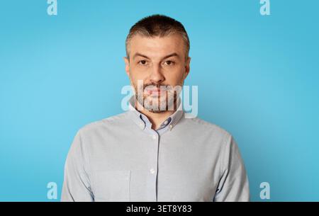 Homme d'âge moyen confiant avec la barbe posant à la caméra, Business concept Banque D'Images