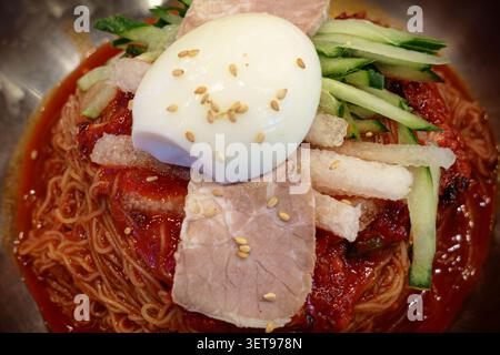Nouilles froides coréennes épicées bibim naengmyeon Banque D'Images