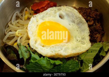 Mélange coréen de riz bibimbap avec oeuf frit Banque D'Images