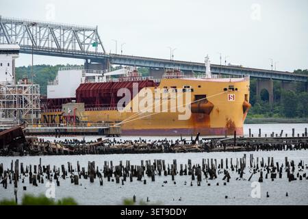 Perth Amboy, New Jersey, États-Unis. 19 juin 2026. Le pétrolier Stolt Excellence sur le Arthur Kill. Banque D'Images