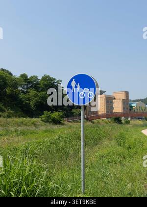 Séoul, Corée du Sud- 06.12.2026 : panneau de chemin partagé pour piétons et vélos dans le parc urbain vert Banque D'Images