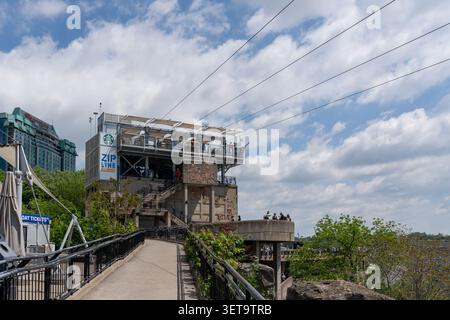 Personnes sur la tour pour le téléphérique WildPlay MistRider menant aux chutes à Niagara Falls, Ontario, Canada. Banque D'Images