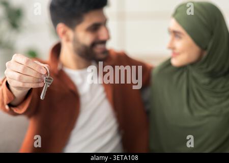 Heureux jeune homme et femme tenant Key ensemble à la maison, excité pour New House Banque D'Images