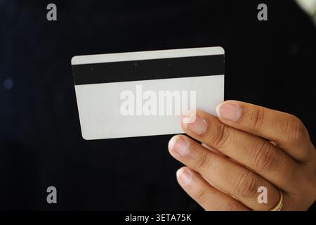 La personne tient une carte simple dans sa main à une distance rapprochée Banque D'Images