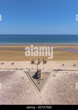 Vue aérienne d'Omaha Beach avec le d-Day Memorial, le signal Monument, le Liberation Memorial et la sculpture les Braves en l'honneur des soldats américains morts Banque D'Images