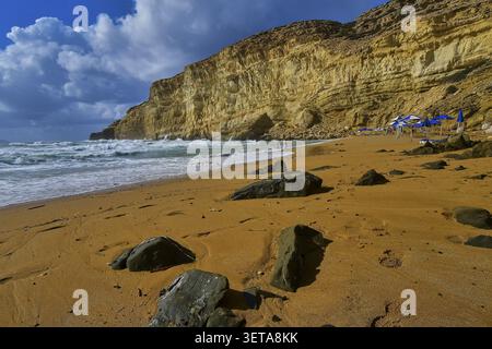 Red Beach, plage de rêve dans la baie voisine de Matala, de grands rochers sur une plage calme sous un ciel bleu avec seulement quelques personnes, Matala, côte sud, CR Banque D'Images