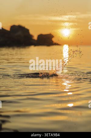 Beau lever de soleil rouge et orange sur la mer. Beau paysage marin, lumière étonnante de fond de coucher de soleil de la nature. Banque D'Images