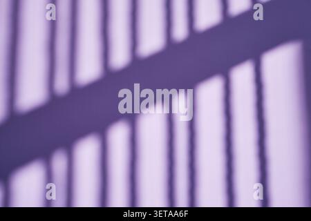 Des barres d'ombre violettes sur un fond clair forment un motif abstrait Banque D'Images