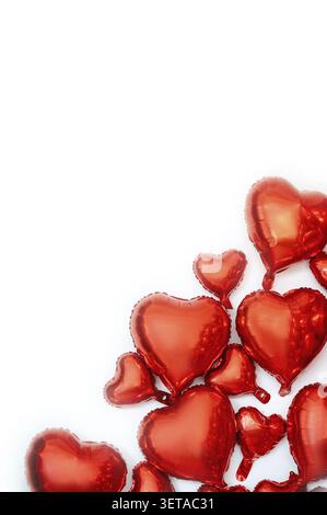 Cadre pour texte en forme de ballons en feuille en forme de coeurs. ballons de différentes tailles, du grand au petit cœur. les coeurs de ballon sont situés sur le r Banque D'Images