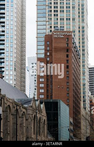 Chicago, États-Unis - 15 avril 2025 : la façade de l'hôtel Whitehall s'élève parmi les gratte-ciel modernes et le vieux bâtiment en pierre dans le centre-ville de Chicago, États-Unis Banque D'Images