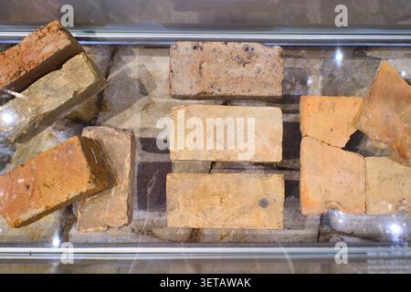 Une sélection de briques d'argile orange emblématiques utilisées dans les bâtiments de quartier, le logement. Au Rocks Discovery Museum de Sydney, Nouvelle-Galles du Sud, Australie. Banque D'Images