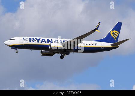 Ryanair Boeing 737-800 en approche de l'aéroport de Berlin Brandebourg Banque D'Images