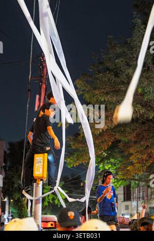 Williamsburg, Brooklyn, New York, États-Unis - 14 juin 2026 : vue des fans célébrant la victoire du championnat NBA des New York Knicks avec des streamers suspendus Banque D'Images