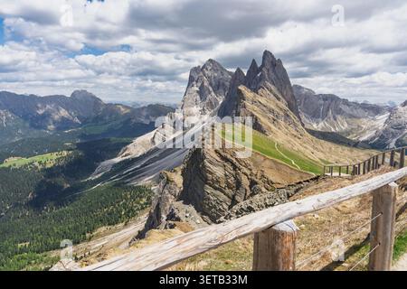 Vue panoramique sur la crête de la montagne Seceda avec des pics rocheux spectaculaires et des pentes verdoyantes herbeuses depuis un point de vue dans les Dolomites italiennes, pittoresque été alpin Banque D'Images