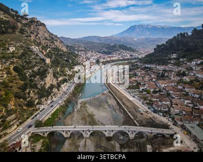 Berat, Albanie - 20 novembre 2021 : une photo aérienne capture la ville historique de Berat, en Albanie, avec le pont Gorica enjambant la rivière Osum. L'image Banque D'Images