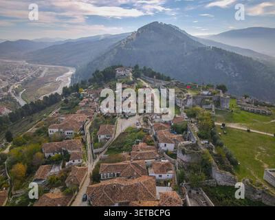 Berat, Albanie - 20 novembre 2021 : une vue aérienne capture le château historique de Berat et le quartier Gorica, avec des maisons blanches traditionnelles avec t Banque D'Images