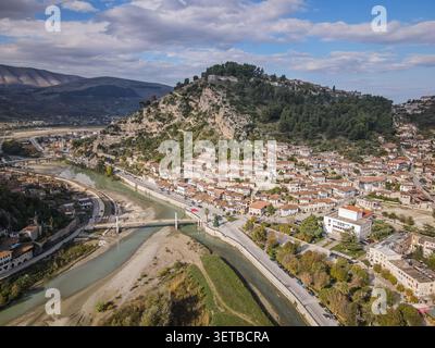 Une prise de vue aérienne capture la ville historique de Berat, en Albanie, montrant la rivière Osum serpentant à travers le paysage avec plusieurs ponts. Traditiona Banque D'Images