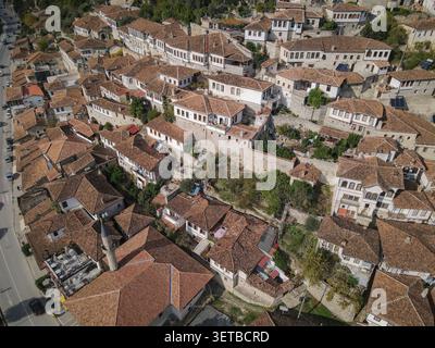 Une vue aérienne capture le groupe dense de maisons historiques de l'époque ottomane avec des toits de tuiles rouges distinctifs à Berat, en Albanie. L'image présente l'ec Banque D'Images