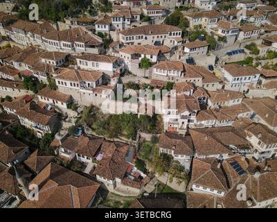 Une vue aérienne à grand angle capture les maisons ottomanes historiques densément peuplées de Berat, en Albanie, avec des façades blanches distinctives et de nombreuses tères Banque D'Images