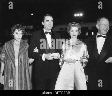 GREGORY PECK et sa seconde épouse VÉRONIQUE avec DOROTHY McGuire et son mari le photographe JOHN SWOPE lors de la première de film non identifié vers 1958 publicité pour Twentieth Century Fox Banque D'Images