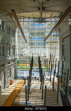 Vue intérieure architecturale de la National Gallery Singapore montrant la structure moderne du toit en verre et la façade du bâtiment du patrimoine Banque D'Images