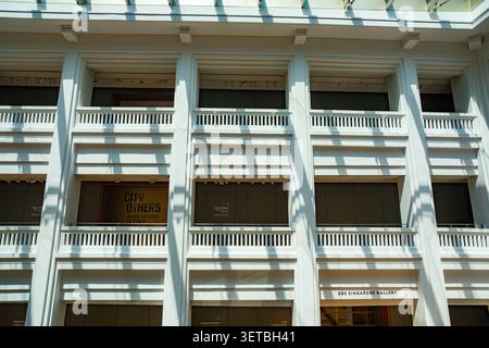Détails architecturaux extérieurs de la National Gallery Singapore avec colonnes néoclassiques et balcons dans le bâtiment de l'Hôtel de ville Banque D'Images