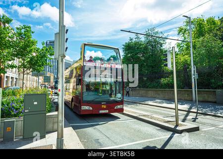 Big bus Tours bus d'excursion à impériale avec des touristes dans la rue à côté de Trinity College à Dublin Banque D'Images