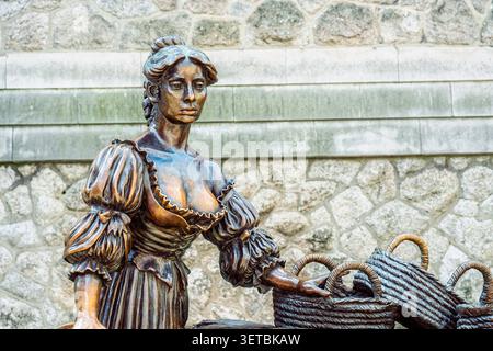 Gros plan sur la statue en bronze de Molly Malone, sculpture montrant une patine en bronze polie sur Suffolk Street dans le centre-ville de Dublin en Irlande Banque D'Images