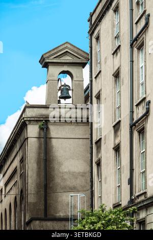 Bâtiment historique en pierre avec un ancien clocher et une architecture dans le centre-ville de Dublin en Irlande Banque D'Images