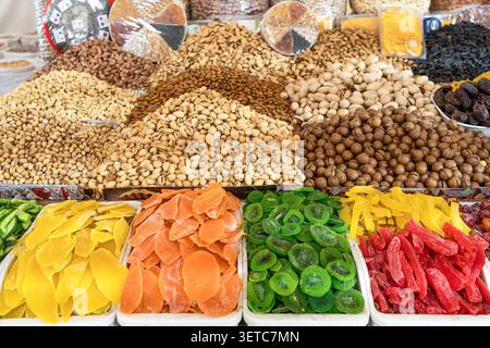 Plateaux vibrants de mangue séchée, kiwi, ananas et amandes dans un bazar d'Asie centrale. Concept : abondance du marché oriental et tourisme culinaire en Asie Banque D'Images