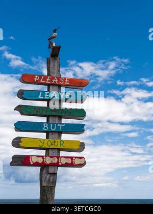 Laissez uniquement le panneau empreintes à côté d'une plage de Northumberland, Royaume-Uni. Banque D'Images